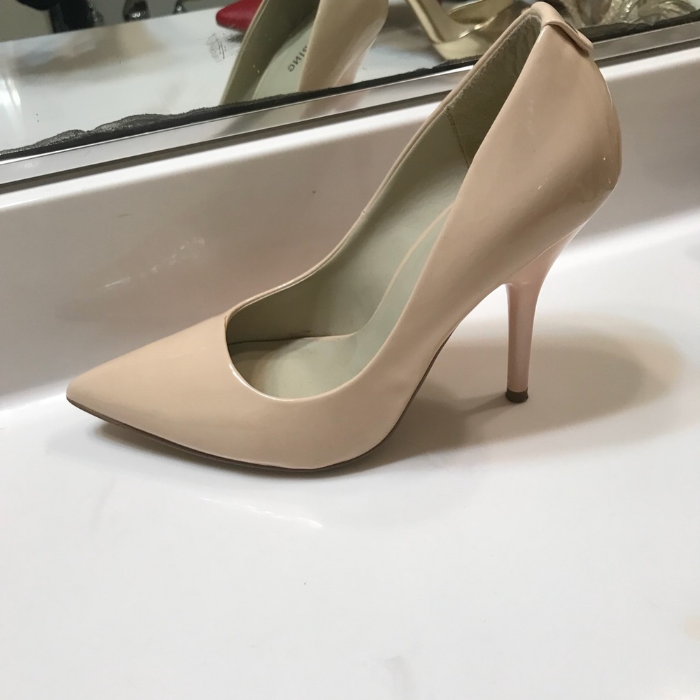 Nude pumps